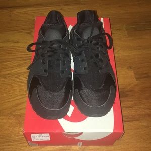 Nike women’s huarache triple black